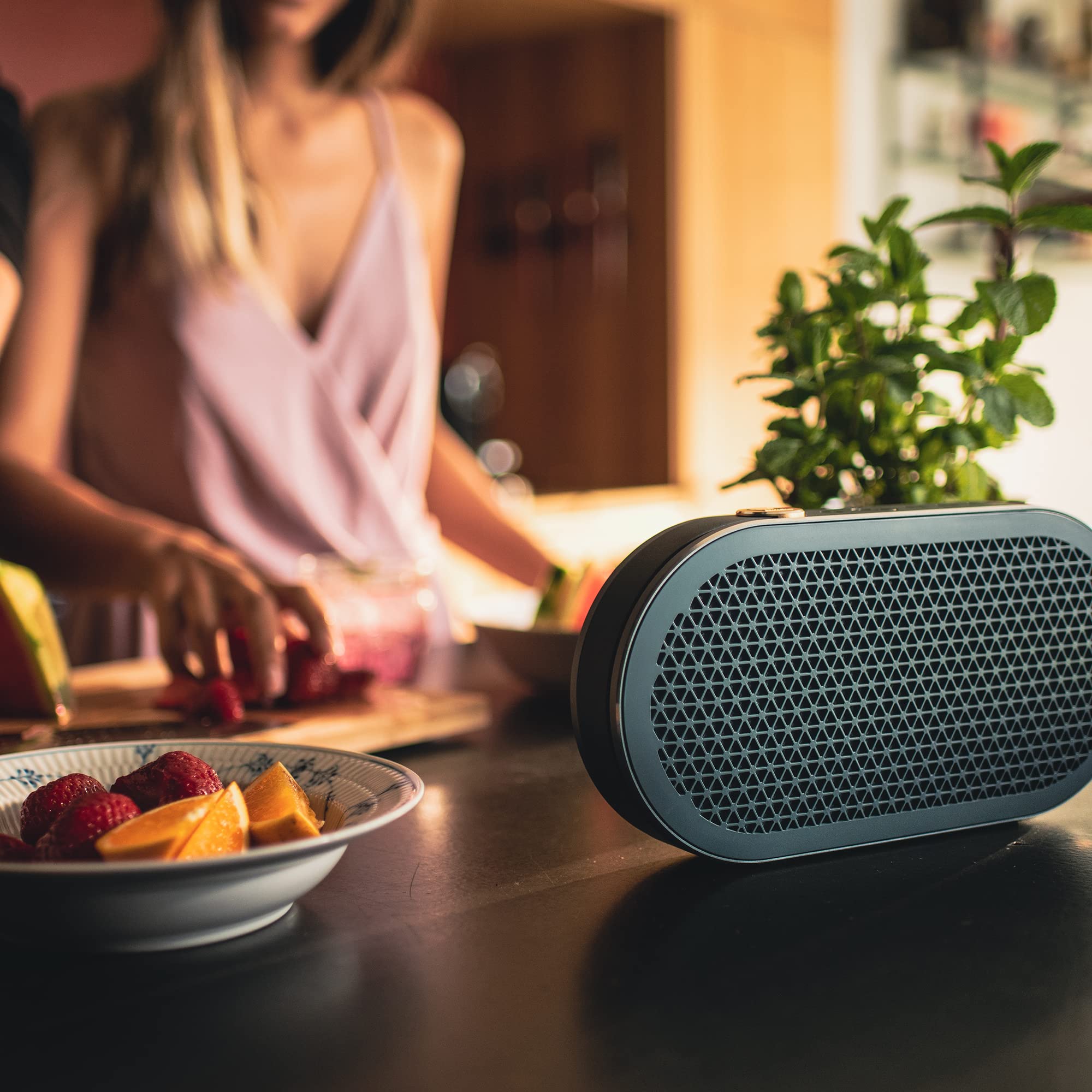 dali-katch-g2-bluetooth-lautsprecher-mit-leder-tragegurt image 2